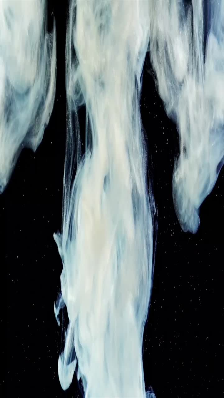 Liquide blanc abstrait tourbillonnant et se mélangeant dans l'eau sombre