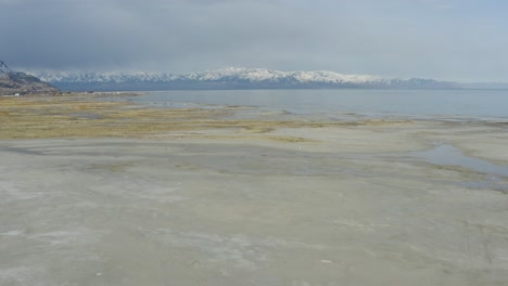 Shoreline-of-the-Great-Salt-Lake-in-Utah---Aerial-Flight