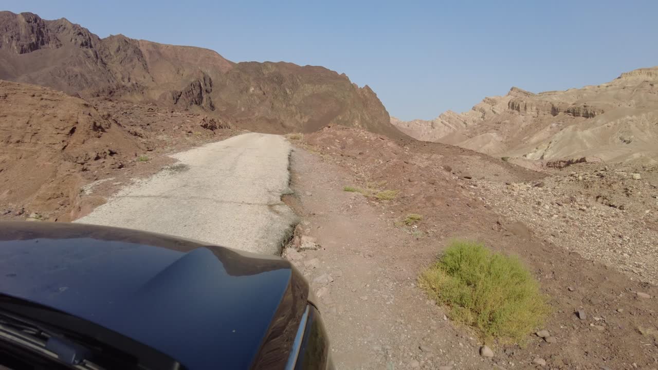 사막 의 폐허 로 된 도로 에서 suv 여행