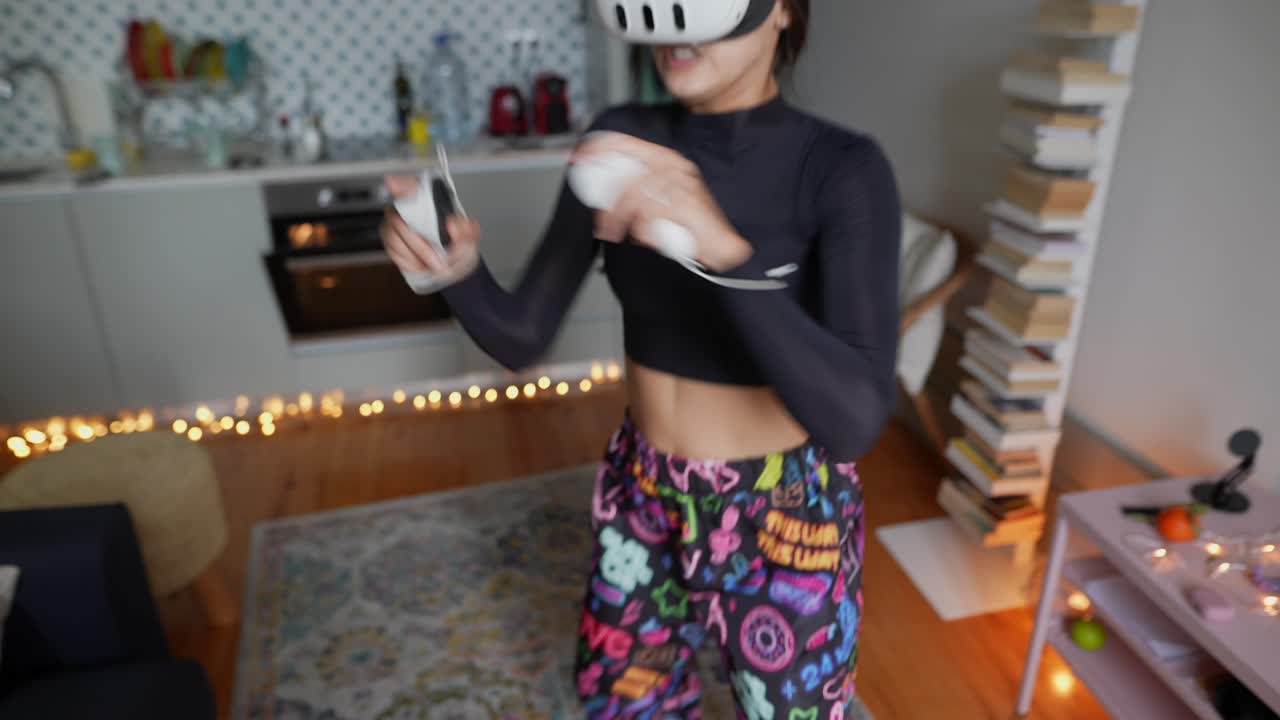 집에서 vr 게임을 하는 여자