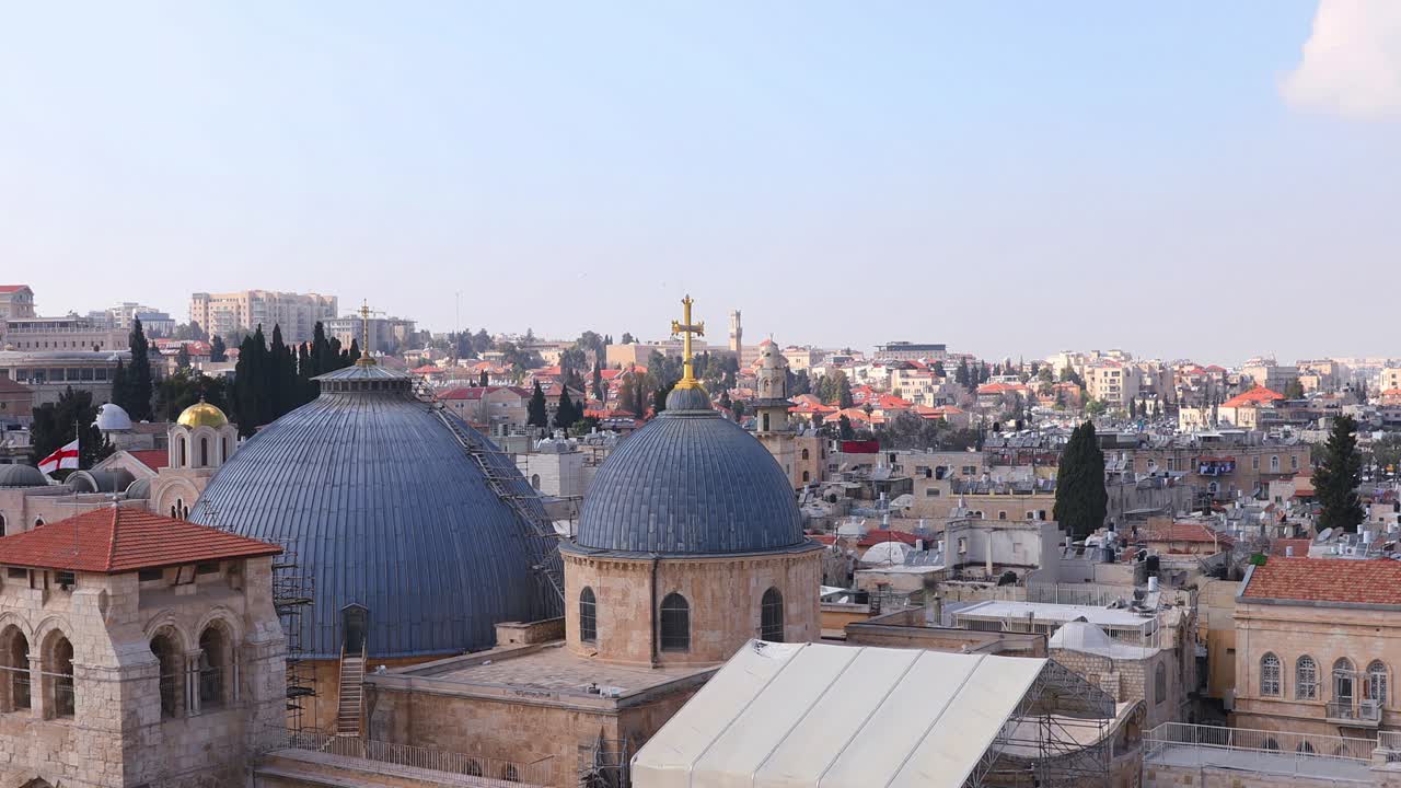 zoom lento de dos cúpulas y campanario de la iglesia del santo sepulcro en jerusalén