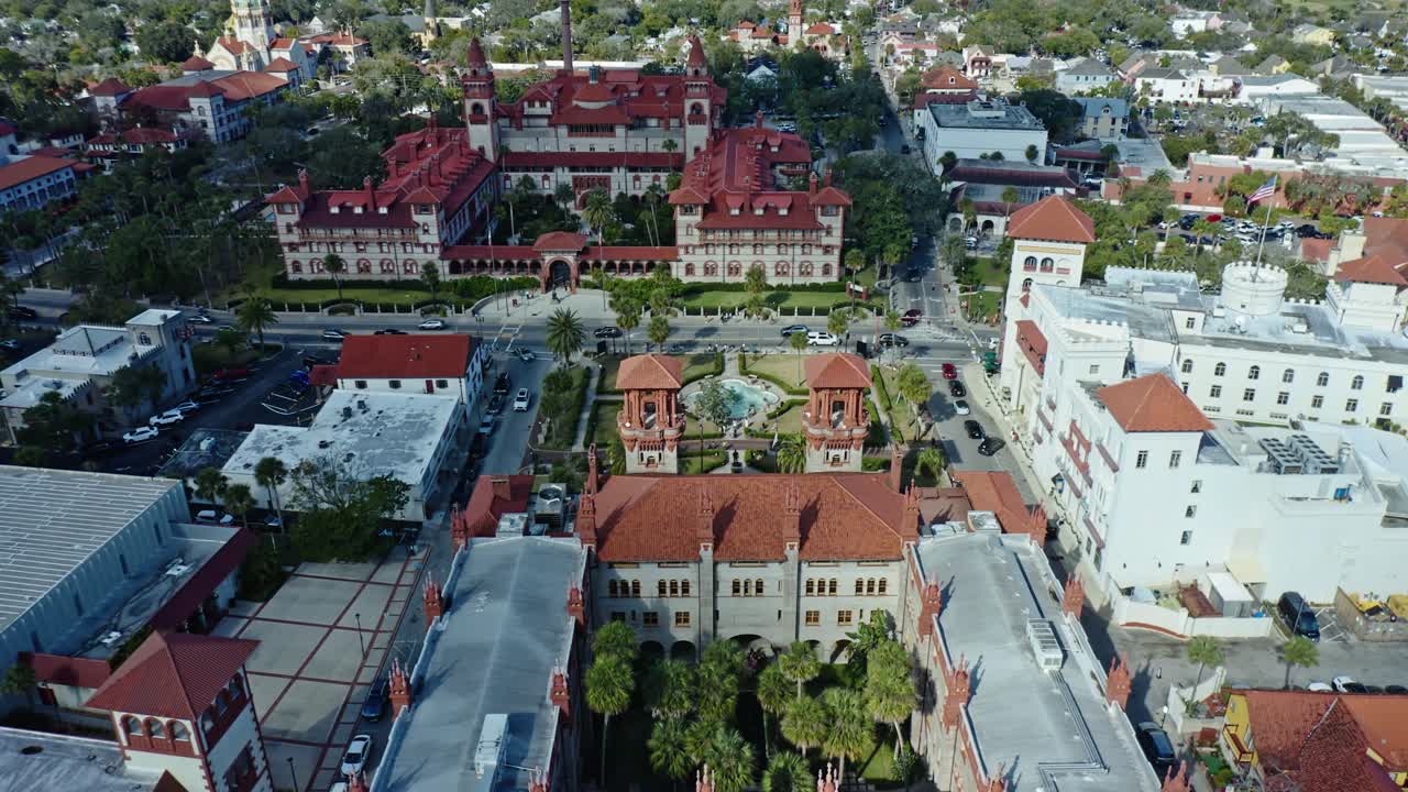 Perspectiva aérea da arquitetura distinta do Flagler College e edifícios próximos em St. Augustine. Adequado para conteúdo educacional e reportagens de viagem.