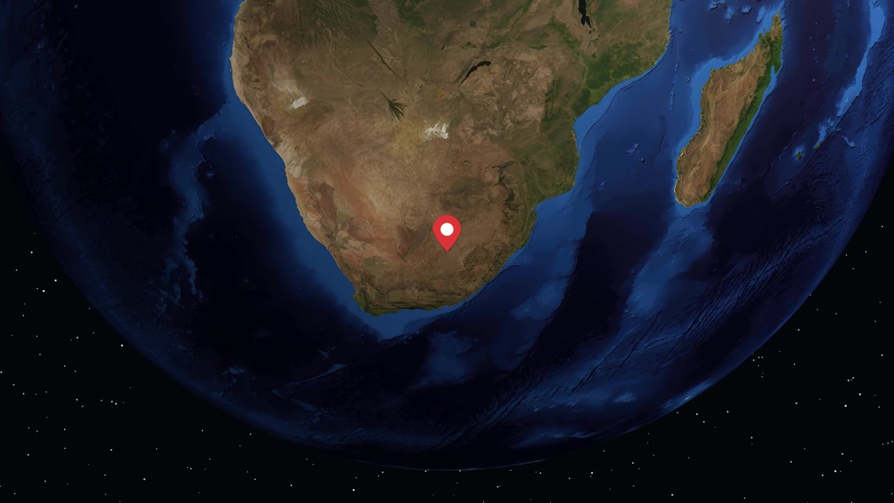 Un globo digitale ruota e ingrandisce sul Sudafrica, evidenziando Bloemfontein con un segnaposto.