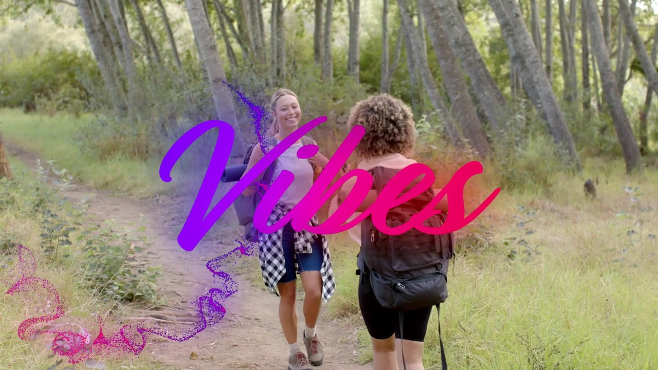 Due escursionisti che si avvicinano a un sentiero, riunendosi e abbracciandosi con gli zaini, generando fumo "Vibes" che si forma.