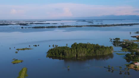 Vista-Aérea-De-La-Tierra-Bajo-El-Agua-Inundada-En-Sylhet-Con-Vista-A-La-Isla-De-árboles-Forestales