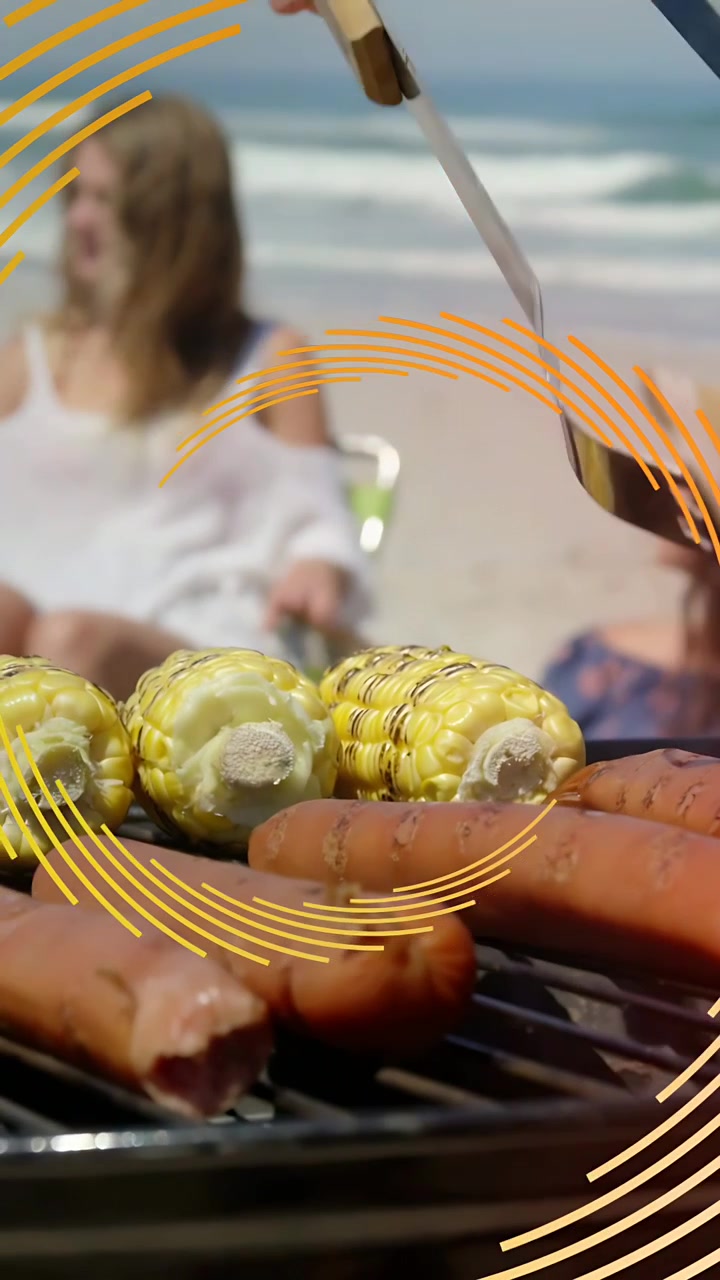Vertikal video: Strandkokk bruker tang til å snu mais, grillmat på grillen med pulserende oransje overlegg for mat.