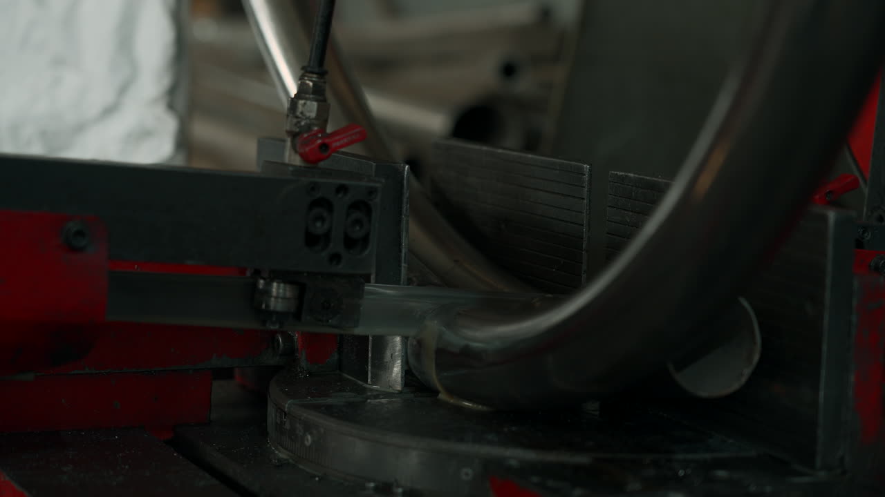 밴드 사에서 금속 파이프 절단 과정