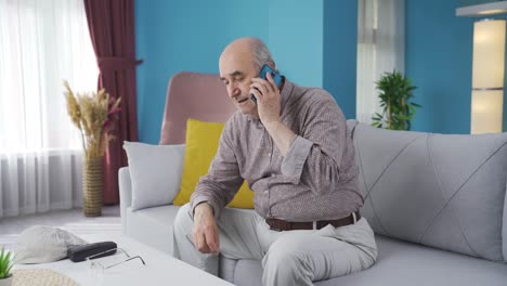 Viejo-Gruñón-Hablando-Enojado-Por-Teléfono.