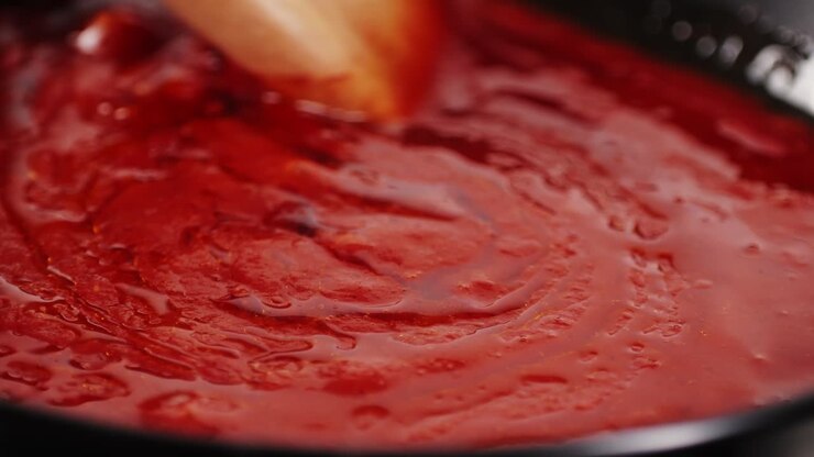 Preparazione di Salsa di Pomodoro in una Padella