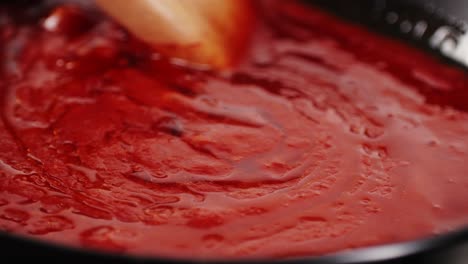 preparando salsa de tomate en una sartén
