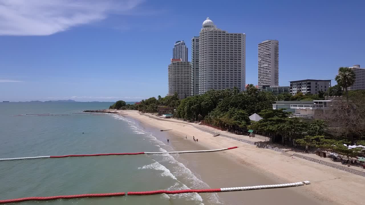 rascacielos en la costa. paisaje marítimo con cielo azul y mar turquesa en el día soleado. fotografía aérea panorámica de la costa.
