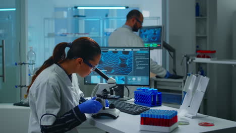 Científico-De-Investigación-Médica-Realizando-Experimentos-De-ADN-Bajo-El-Microscopio.