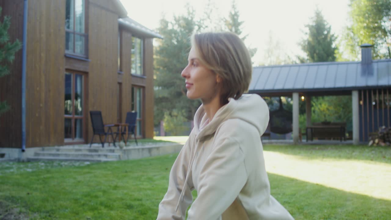 정원에서 펴고 있는 여자