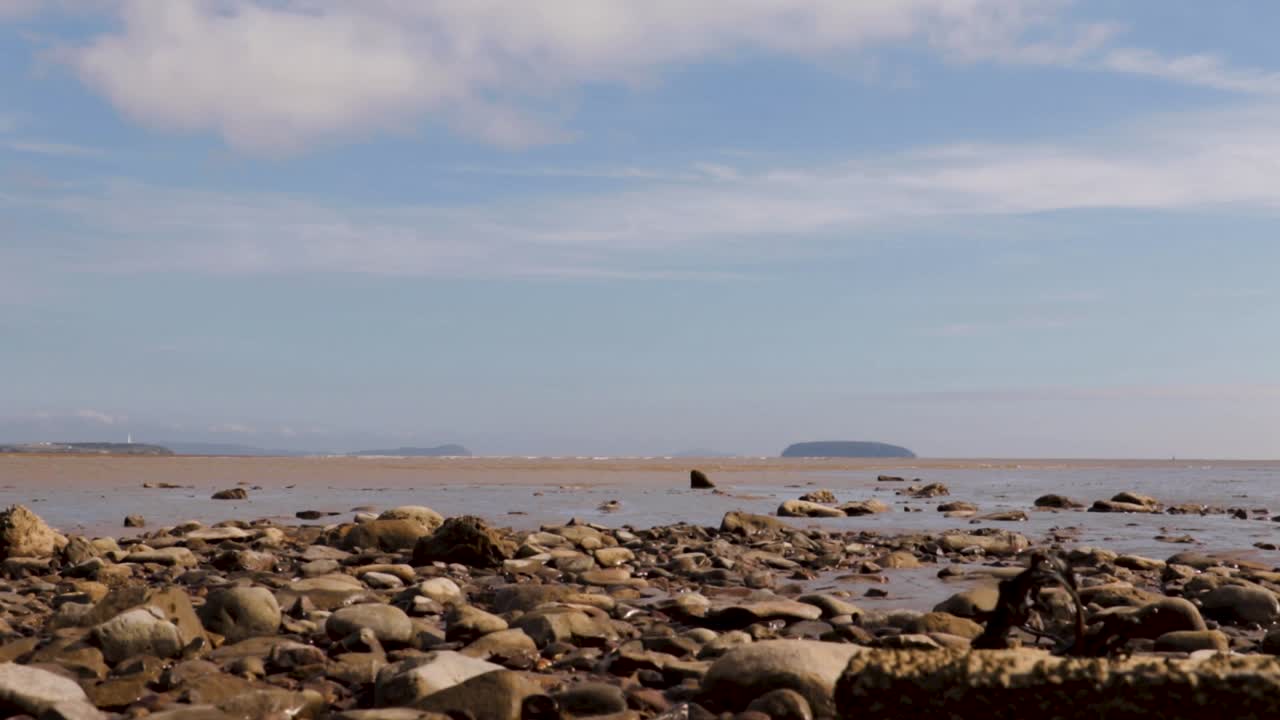 설리 해변의 저속 촬영, 바다 건너 플랫 홀름 섬을 바라보며