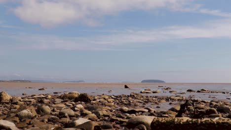 Zeitraffer-Von-Sully-Beach-Mit-Blick-über-Das-Meer-Auf-Die-Flache-Insel-Holm