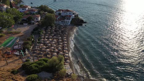 la playa de vlychos está situada en el pequeño complejo del mismo nombre.