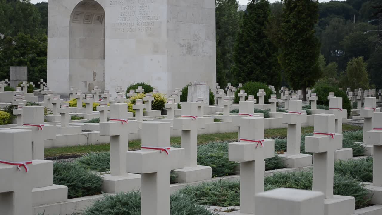 Cimitero militare polacco. Leopoli, Ucraina. Il cimitero di Lychakiv, il complesso storico e commemorativo (dal 1991) a Leopoli nel quartiere storico di Lychakiv, uno dei cimiteri più antichi dell'Ucraina.