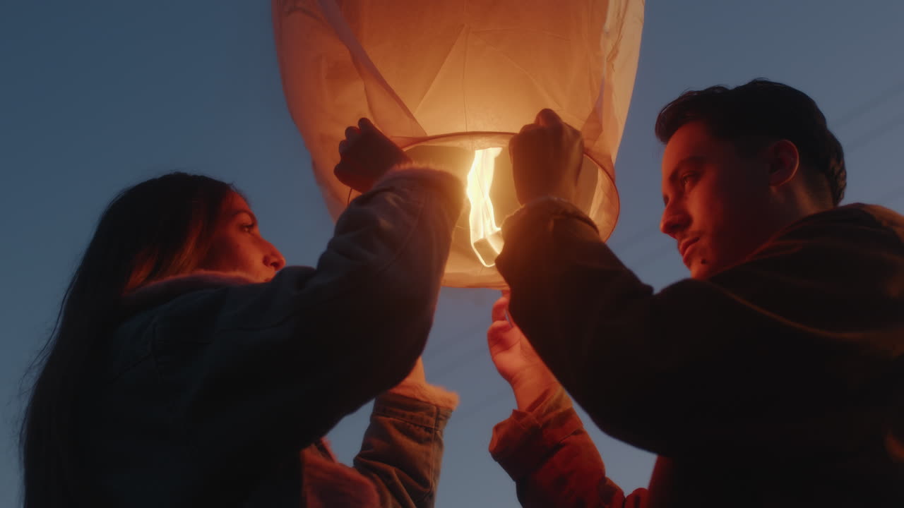 함께 중국 등불을 켜고