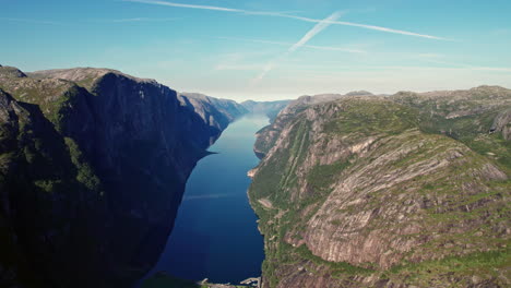 Toma-Aérea-Panorámica-Sobre-Un-Gran-Fiordo-En-Noruega.