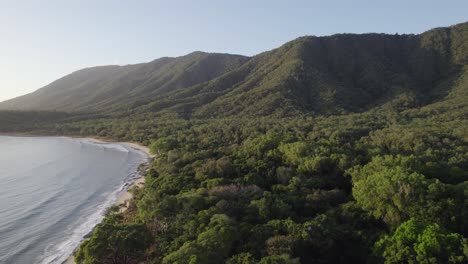 Exuberantes-Montañas-Verdes-Que-Rodean-La-Playa-Wangetti-En-El-Norte-De-Queensland,-Australia---Toma-Aérea-De-Drones