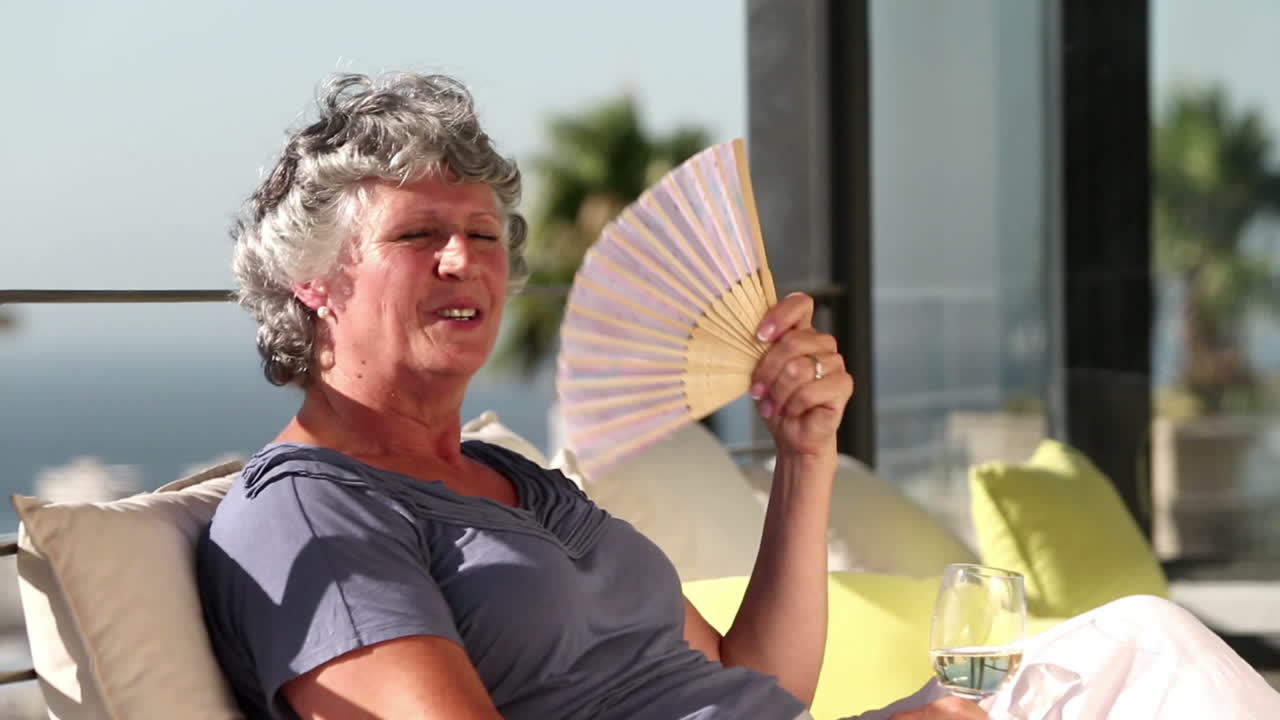 발코니에서 자신을 팬하는 여자