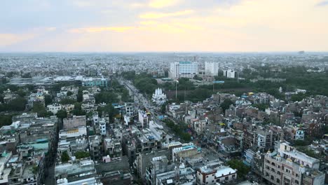 4K-Luftaufnahmen-Der-Indischen-Flagge-In-Wohnvororten-Von-Neu-Delhi-An-Einem-Wunderschönen-Tag,-Wie-Sie-über-Dächer,-Straßen,-Parks-Und-Märkte-In-Indien-Gleitet