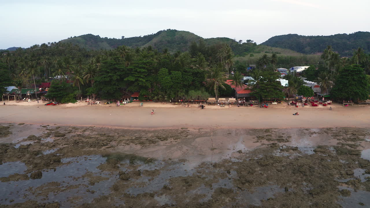 pueblo costero en playa tropical en tailandia con mar durante la marea baja
