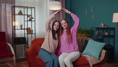 niñas felices hermanos haciendo el techo gesto de la mano, nueva casa, propiedad, seguro, préstamo bancario