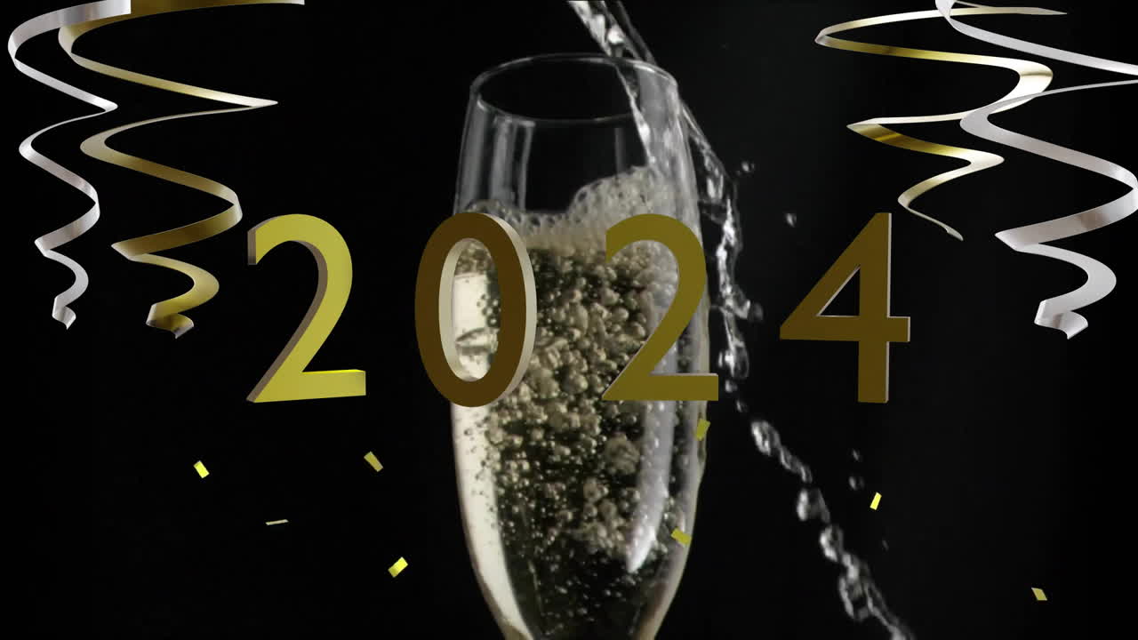 animazione di streamers di festa del 2024 e bicchiere di champagne su sfondo nero