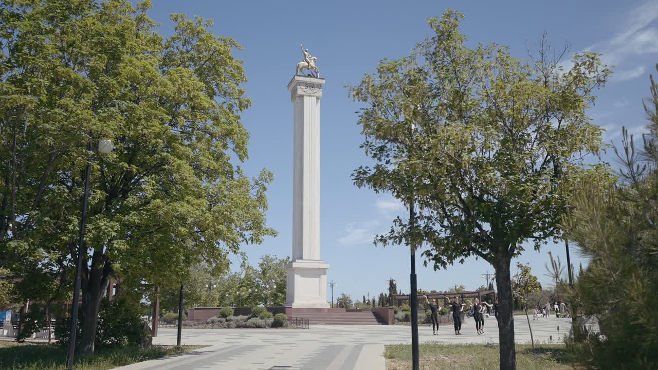 памятник в парке с людьми