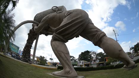 Denkmal-Für-Den-Colotero-In-Álamo-Veracruz-Mexiko