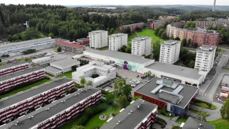 Luftaufnahme-In-Richtung-Mehrfamilienhäuser-Und-Wald,-Bewölkter-Tag-In-Bergsjon,-Göteborg,-Schweden---Dolly-Drohnenaufnahme