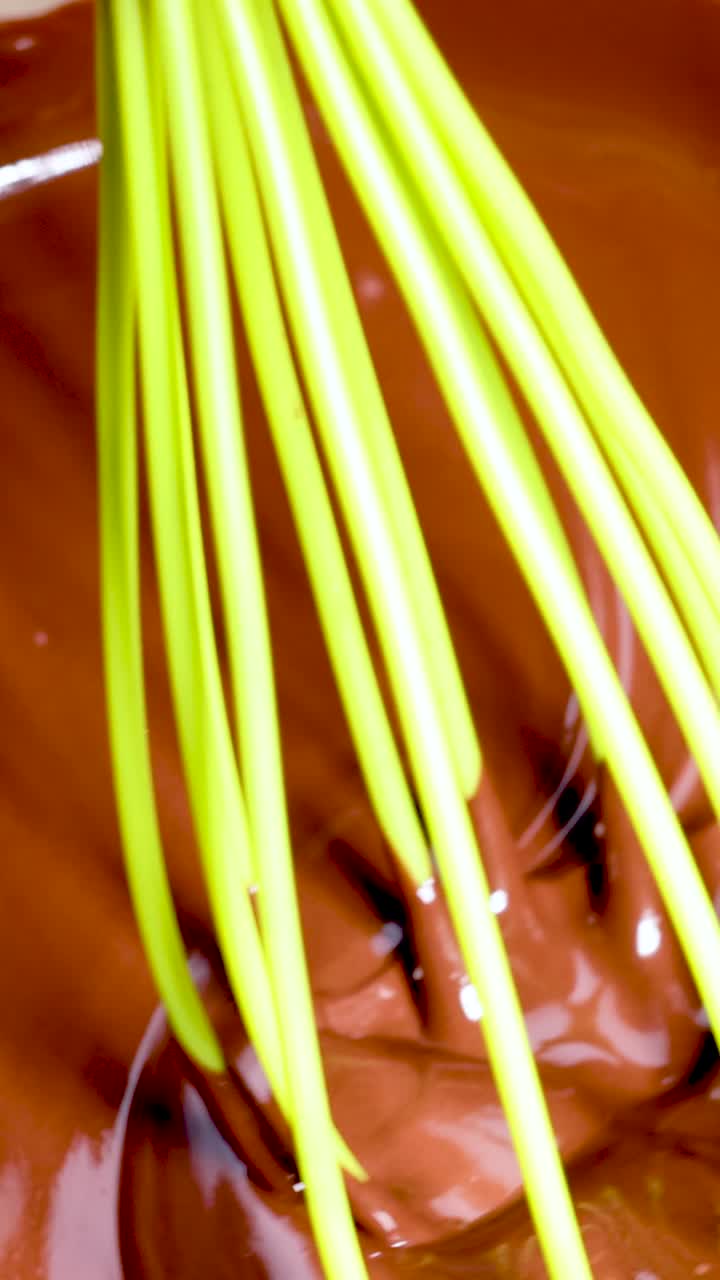 chocolate suave siendo batido en un cuenco