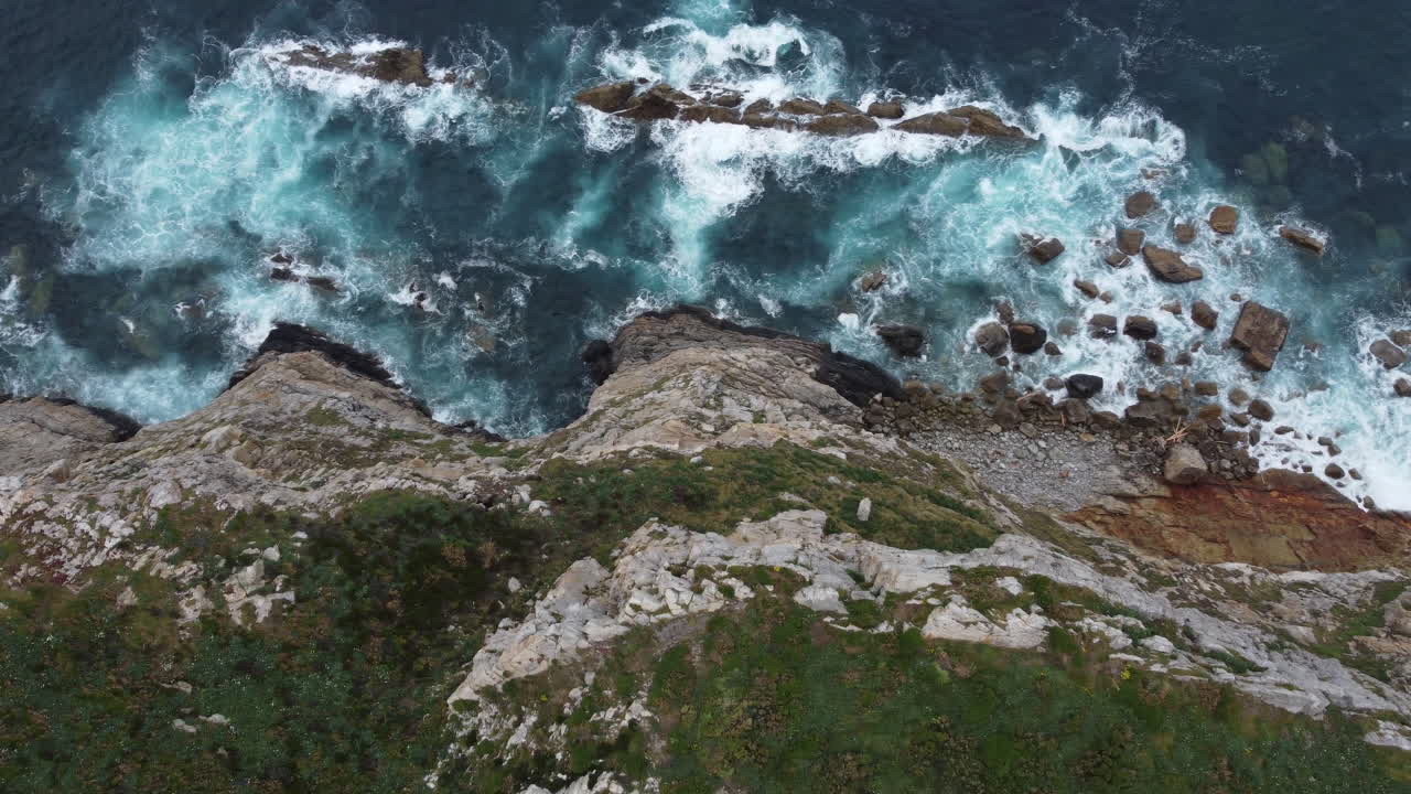 Vista aerea di bellissime scogliere rocciose nel nord della Spagna