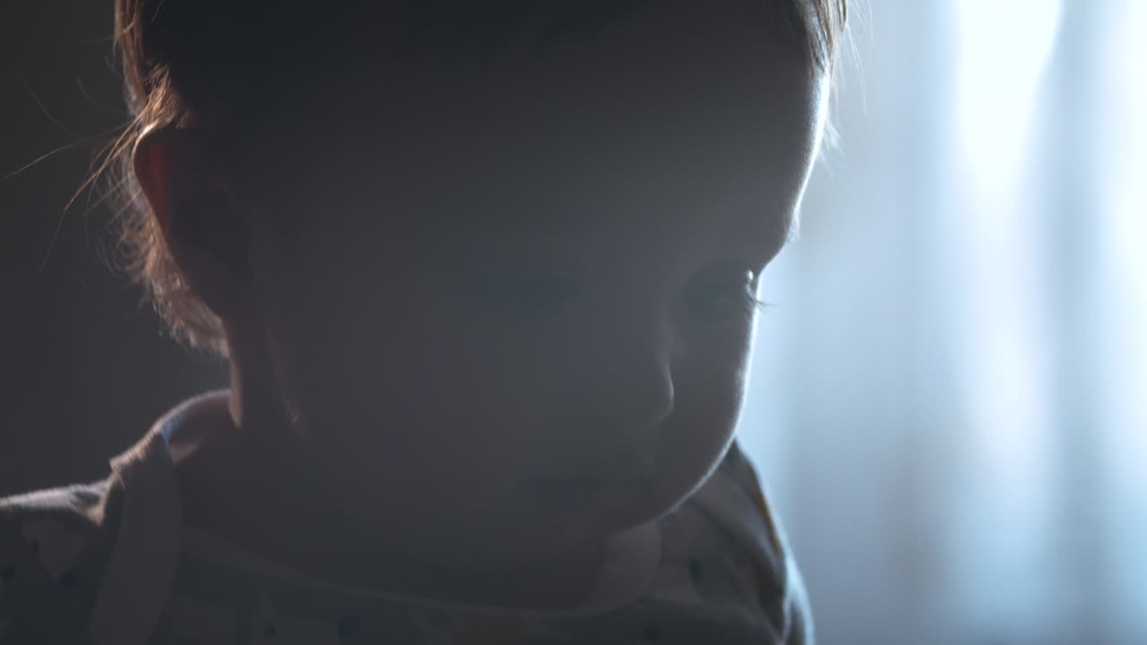 가장 귀여운 아기 소년이 방에서 놀고 있습니다. 느린 동작