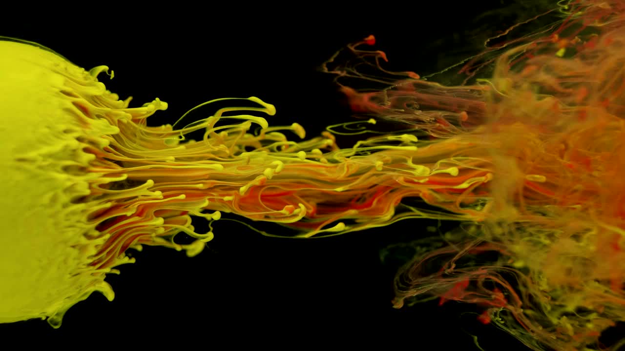 la pintura de tinta multicolor fluye lentamente de la pelota