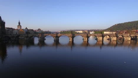 Toma-Aérea-Del-Puente-De-Carlos-Sobre-El-Río-Vltava-En-Praga