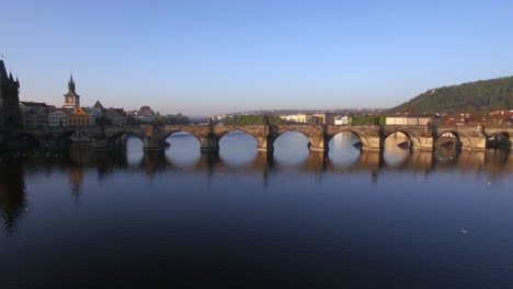 fotografía aérea del puente carlos sobre el río vltava en praga