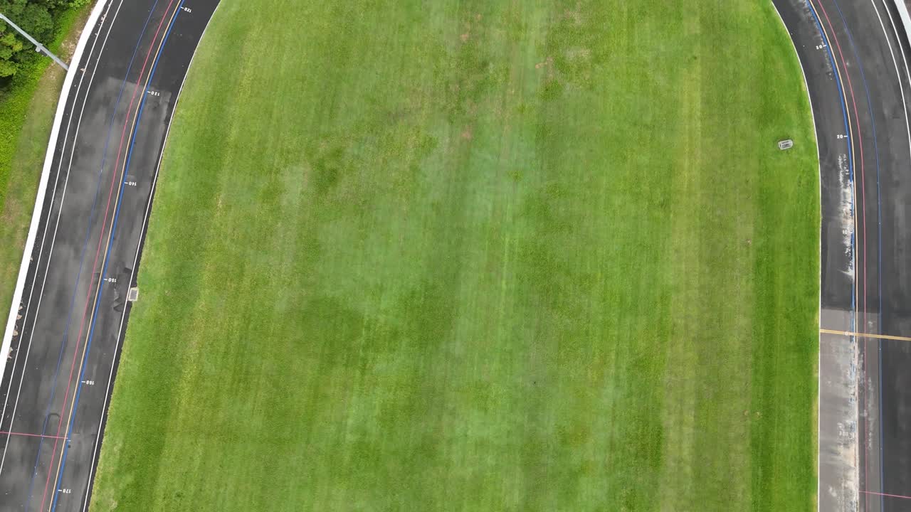 ciclistas compitiendo en una pista curva