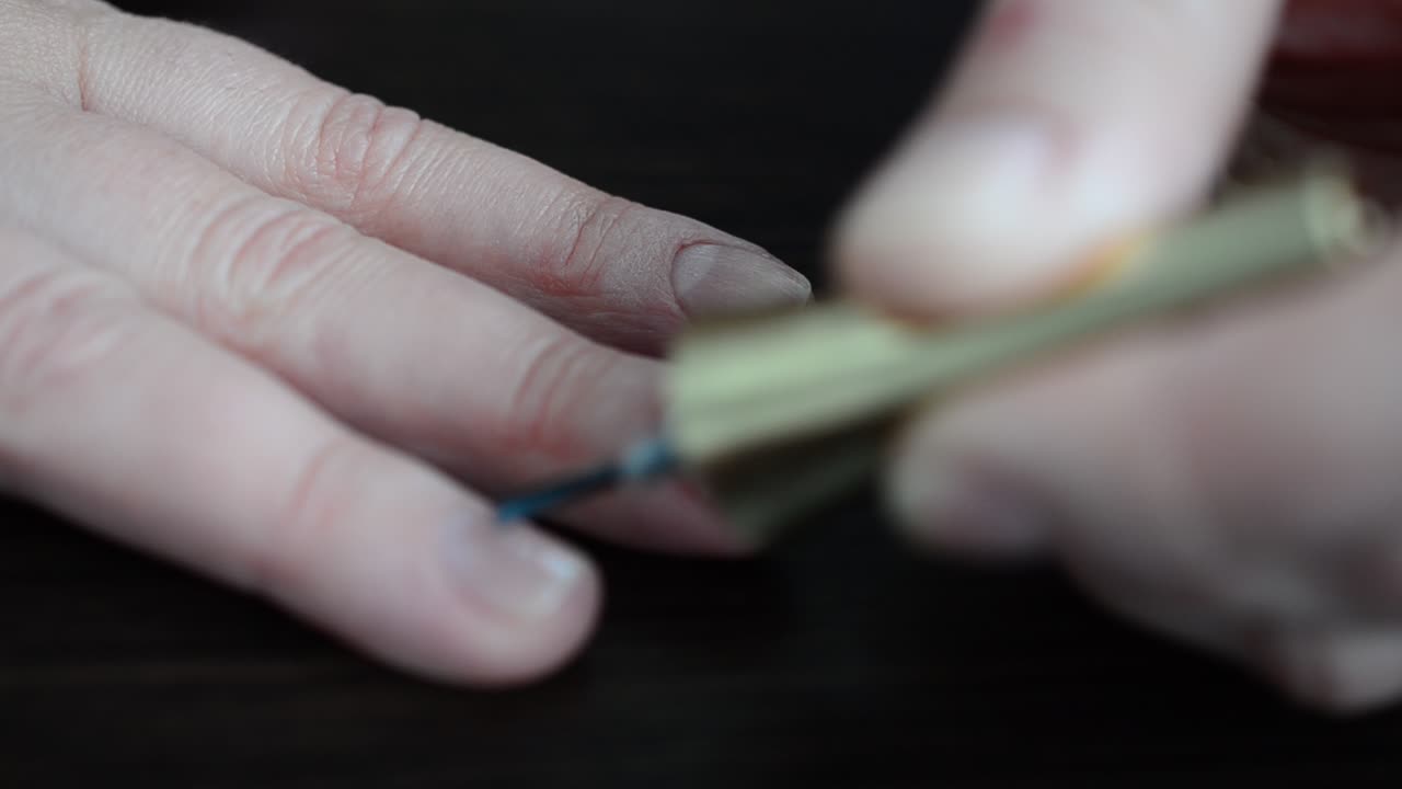 We apply a varnish on nails. Nail varnish