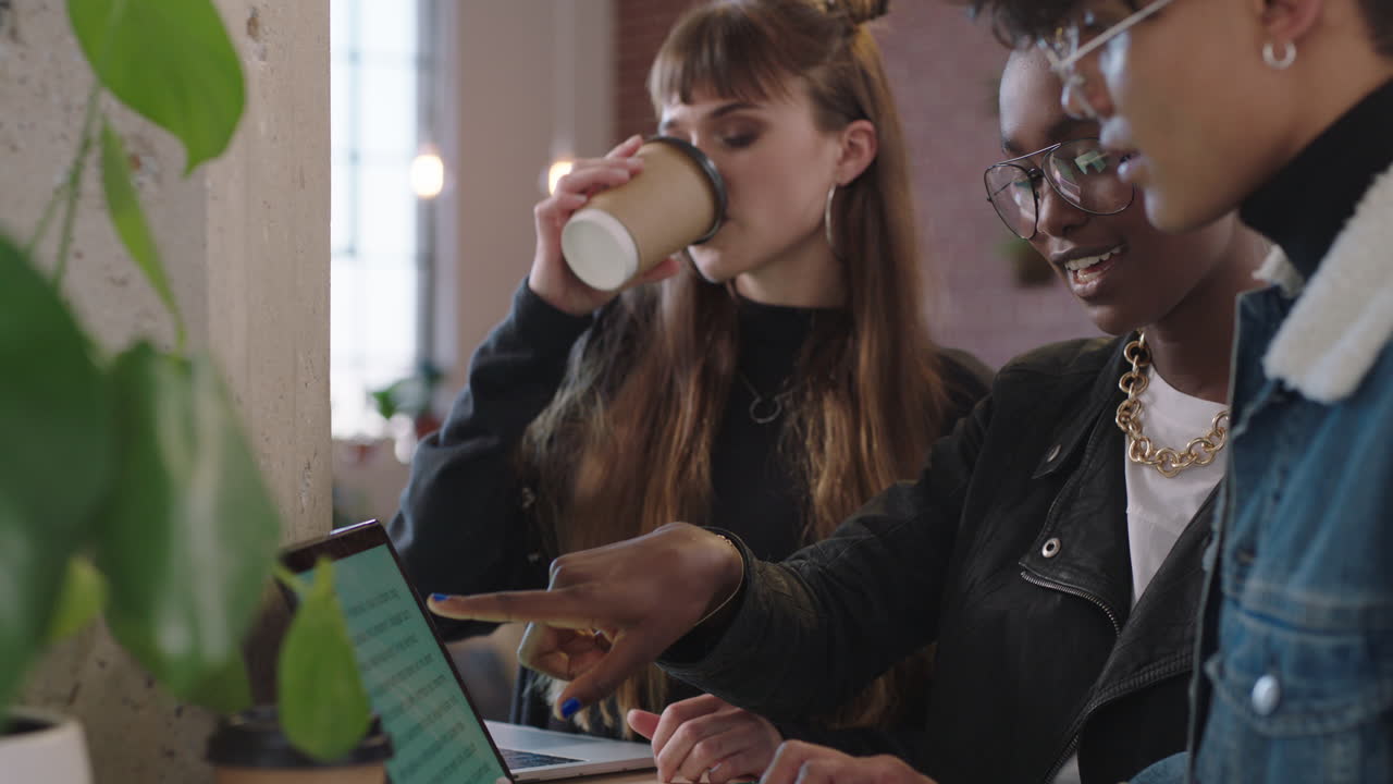 jóvenes empresarios haciendo una lluvia de ideas líder de equipo afroamericano mujer compartiendo ideas usando computadoras portátiles capacitación de estudiantes disfrutando del trabajo en equipo en diversos lugares de trabajo de oficina de moda