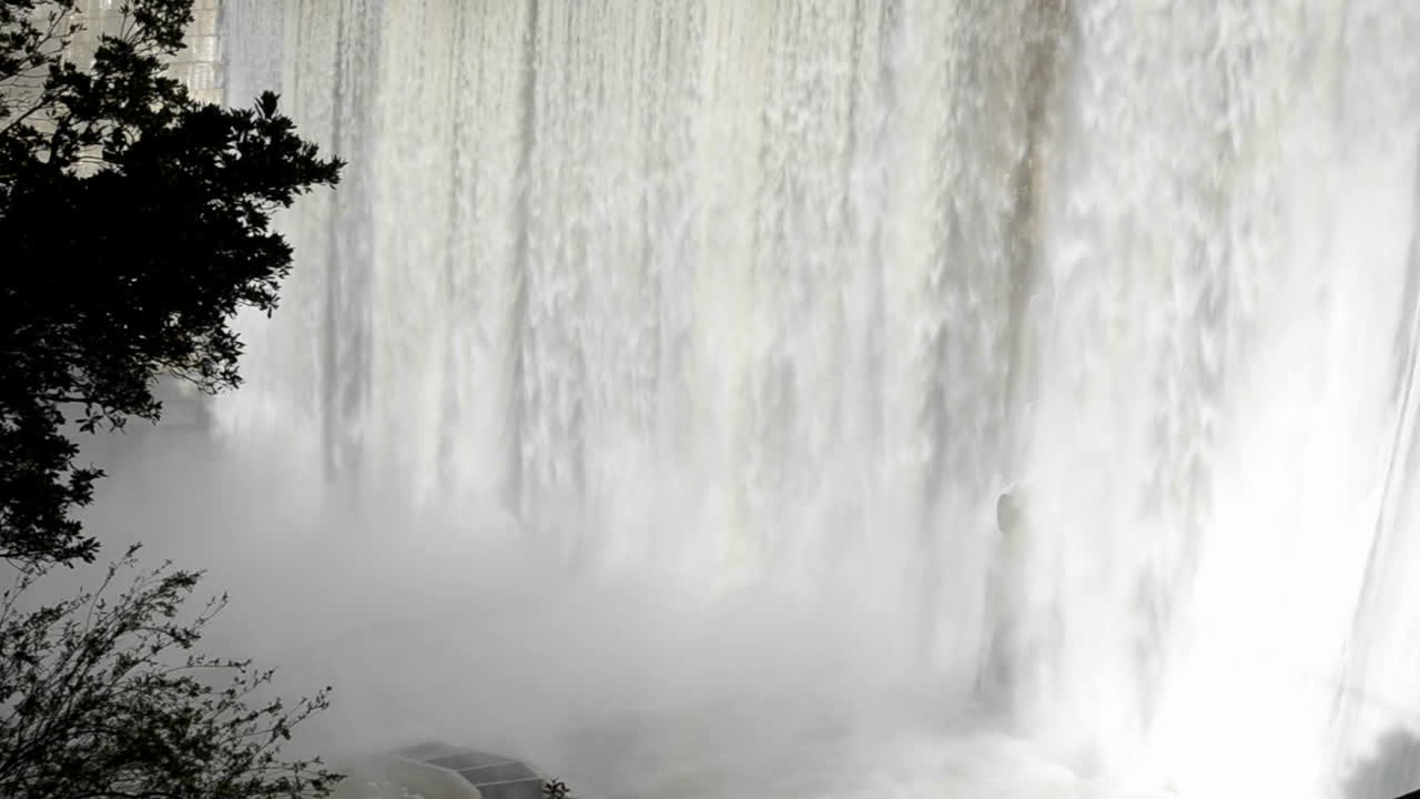 toma de detalle del agua del arroyo matilija que se derrama sobre el frente de la obsoleta represa matilija