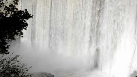 Detailaufnahme-Von-Wasser-Aus-Dem-Matilija-Creek,-Der-über-Die-Vorderseite-Des-Veralteten-Matilija-Damms-Verschüttet-Wird