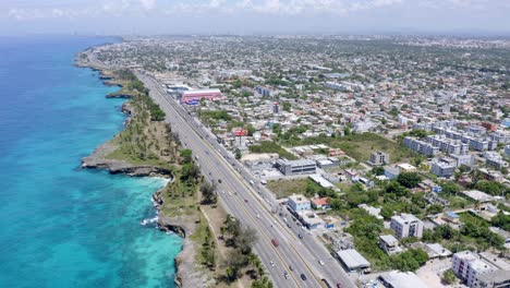 Vista-Aérea-Del-Tráfico-Circulando-Por-La-Autopista-Las-Américas-En-Santo-Domingo,-República-Dominicana.