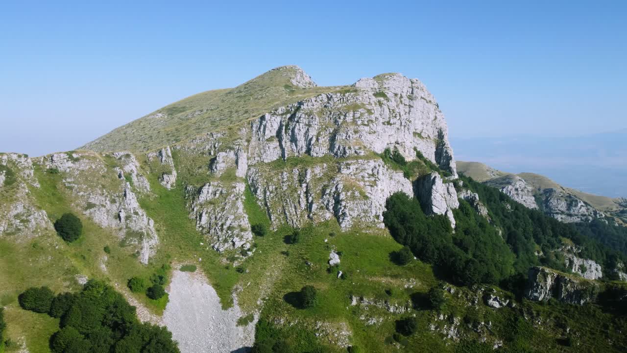 해가 뜨면 산 꼭대기 와 숲 의 가장자리 에 있는 멋진 바위 형태 의 항공사