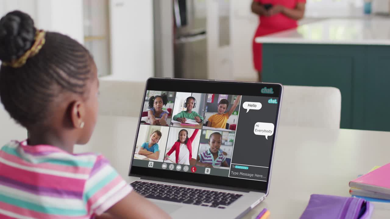 escolares diversos que tienen una llamada de video portátil con chat en cámara lenta