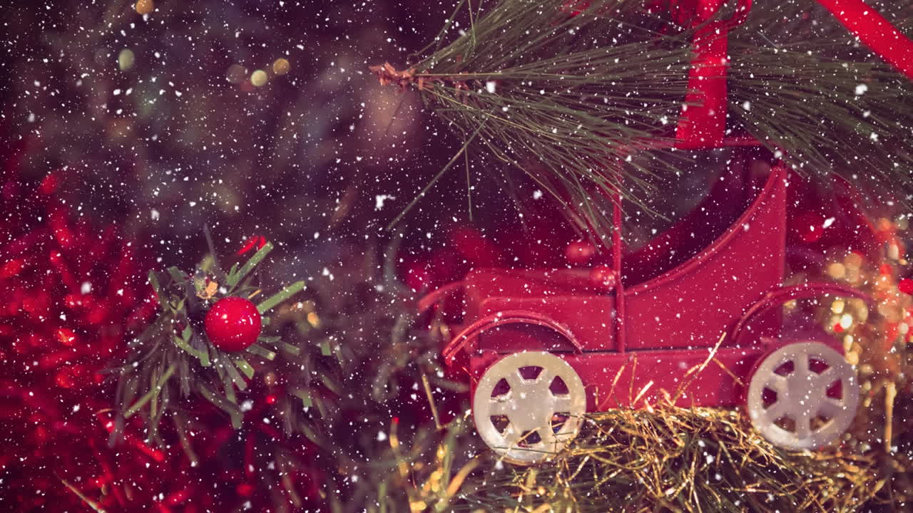 decoración del árbol de navidad combinada con la nieve que cae