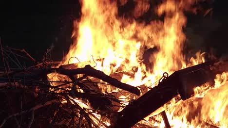 Großes-Lagerfeuer-Aus-Trockenen-Zweigen-Im-Abendwald