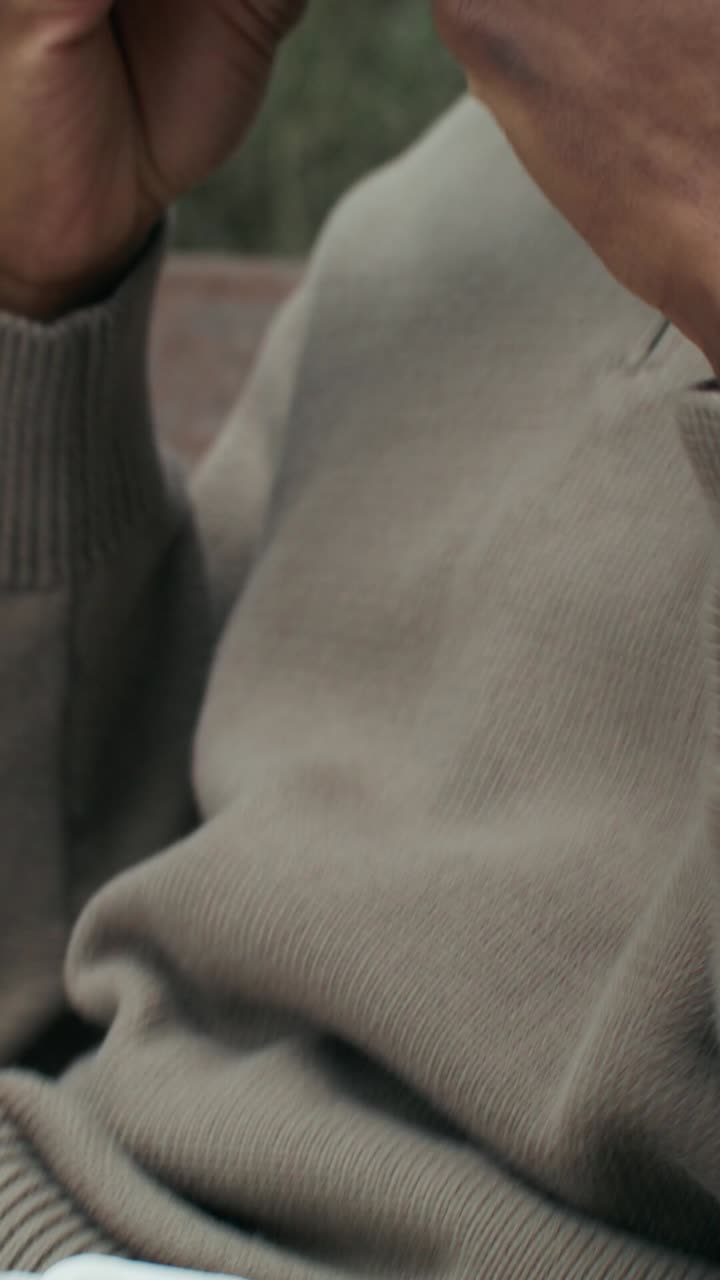 hombre poniéndose auriculares