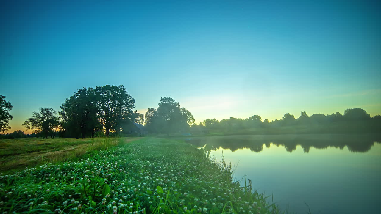 집과 호수가 있는 마을의 유럽 장면에서 일출 타임랩스